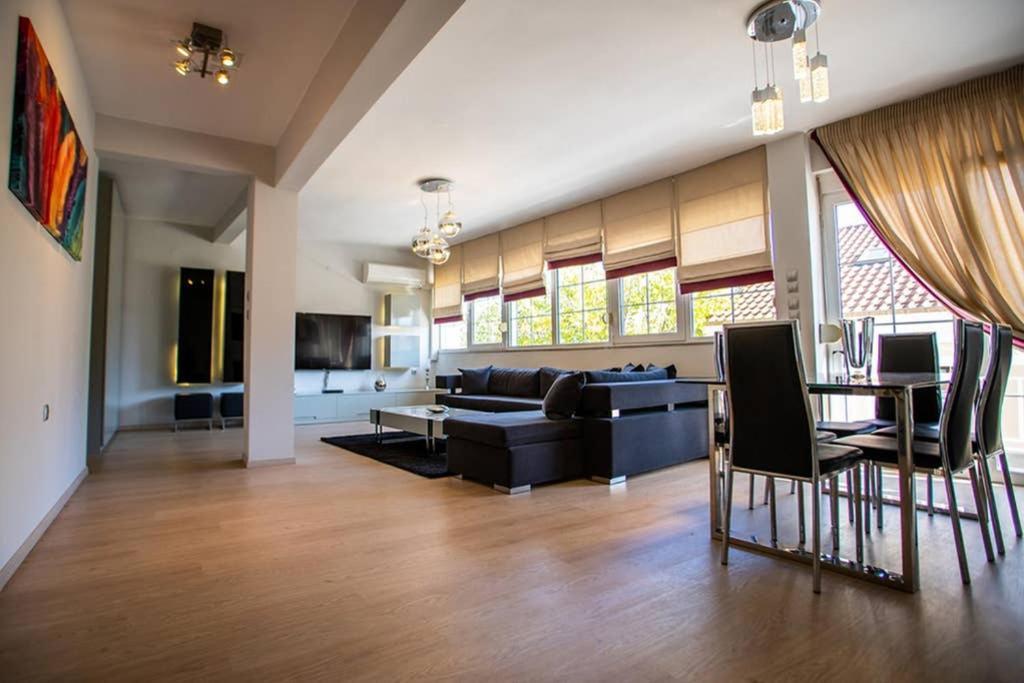 A Stylish Apartment In The Center Of Касторія Екстер'єр фото