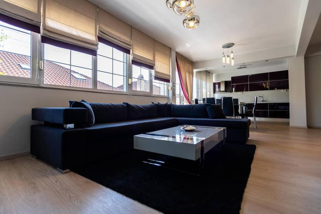 A Stylish Apartment In The Center Of Касторія Екстер'єр фото